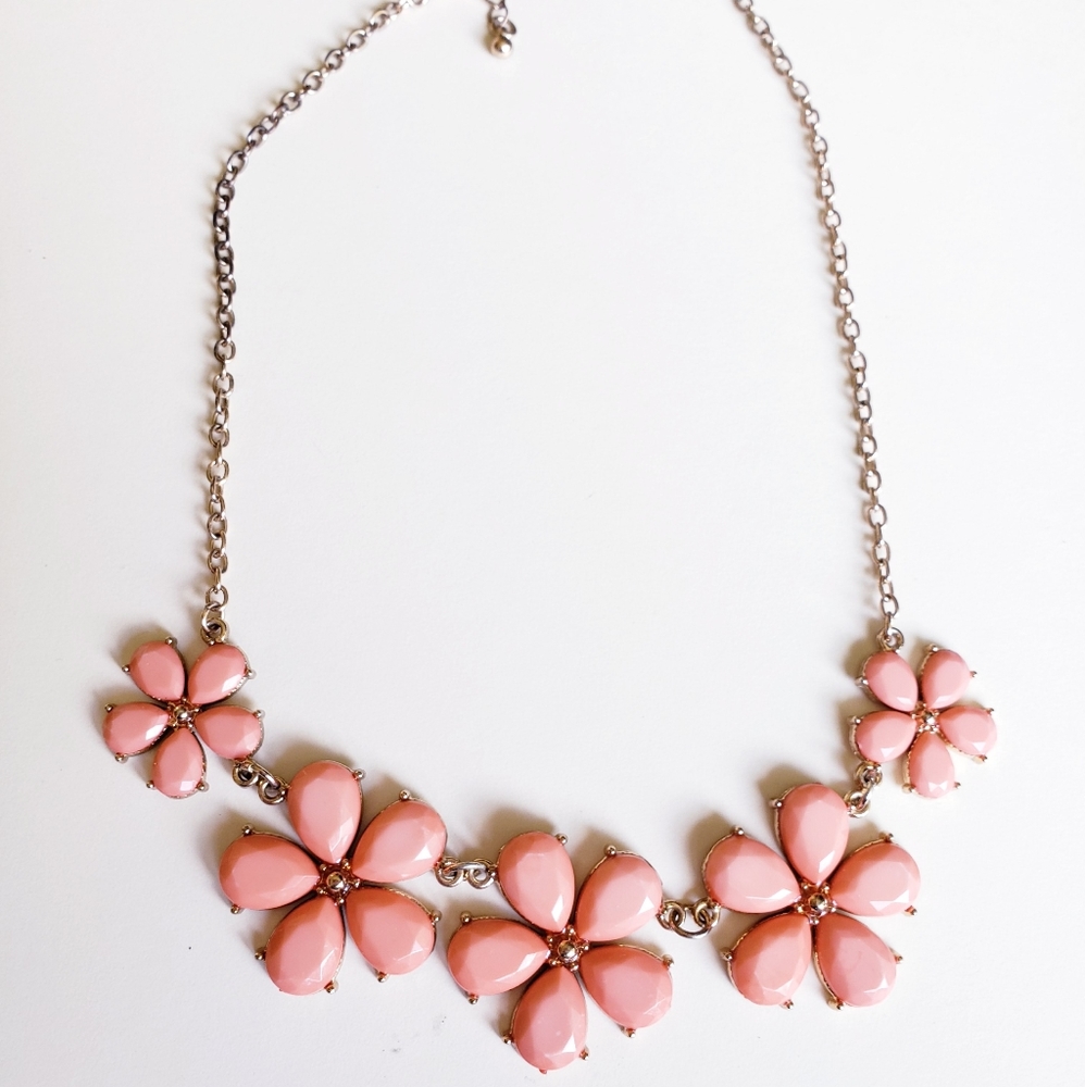 Flower bib necklace 🌸